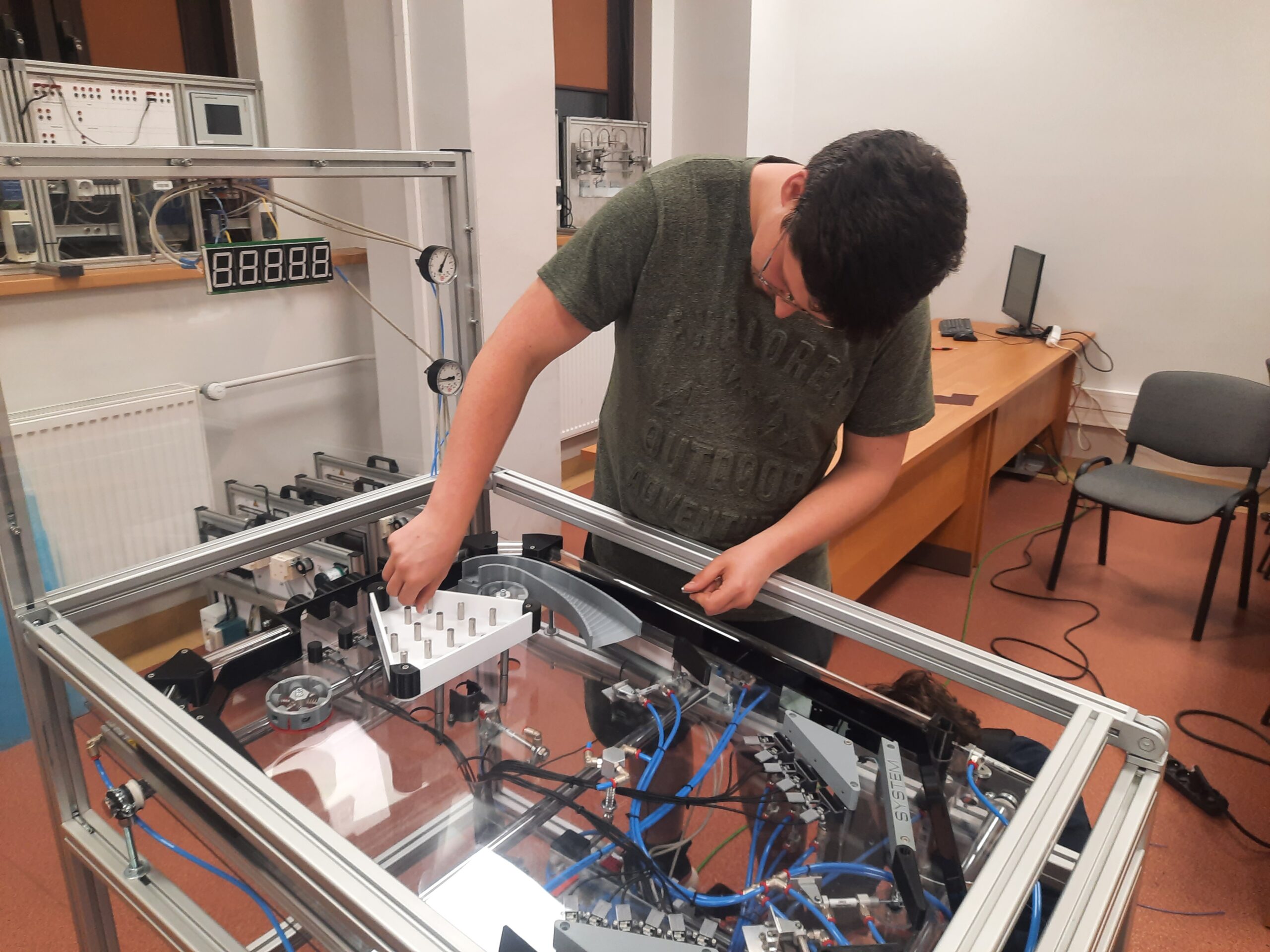 Projekt i budowa automatu elektropneumatycznego - Dzień Wynalazków Projekt i budowa automatu elektropneumatycznego - obrazek 2