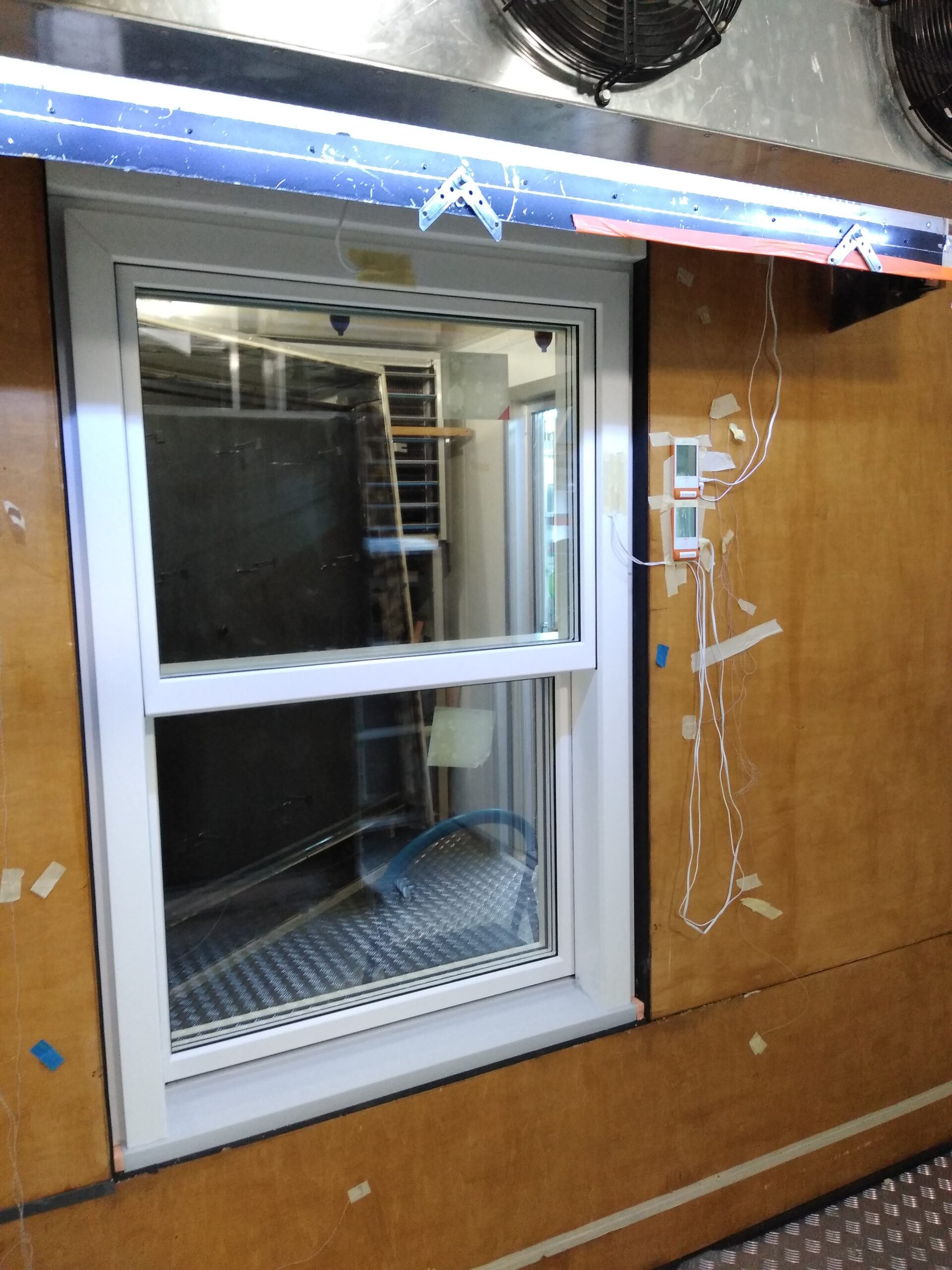 Drewniano-aluminiowe okno odtwarzające kształt okna przesuwnego o podwyższonej trwałości i izolacyjności termicznej - Dzień Wynalazków Drewniano-aluminiowe okno odtwarzające kształt okna przesuwnego o podwyższonej trwałości i izolacyjności termicznej