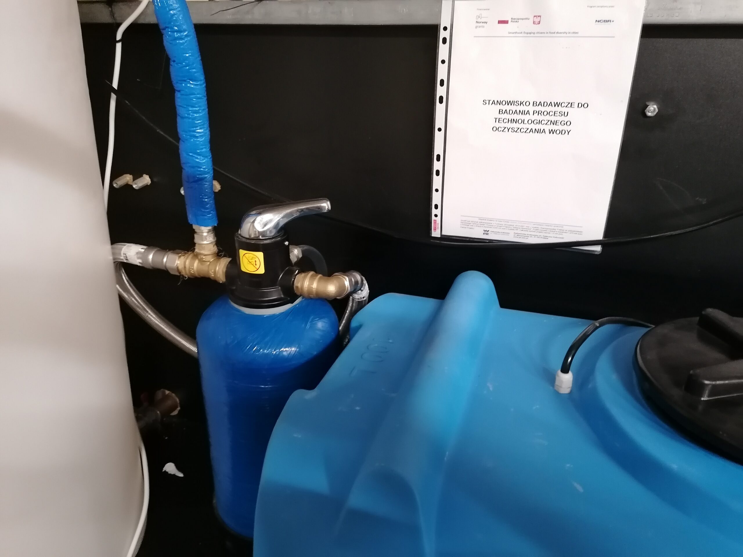 System pozyskiwania, oczyszczania i dystrybucji deszczówki dla upraw hydroponicznych prowadzonych na klatkach schodowych - Dzień Wynalazków System pozyskiwania, oczyszczania i dystrybucji deszczówki dla upraw hydroponicznych prowadzonych na klatkach schodowych - obrazek 5