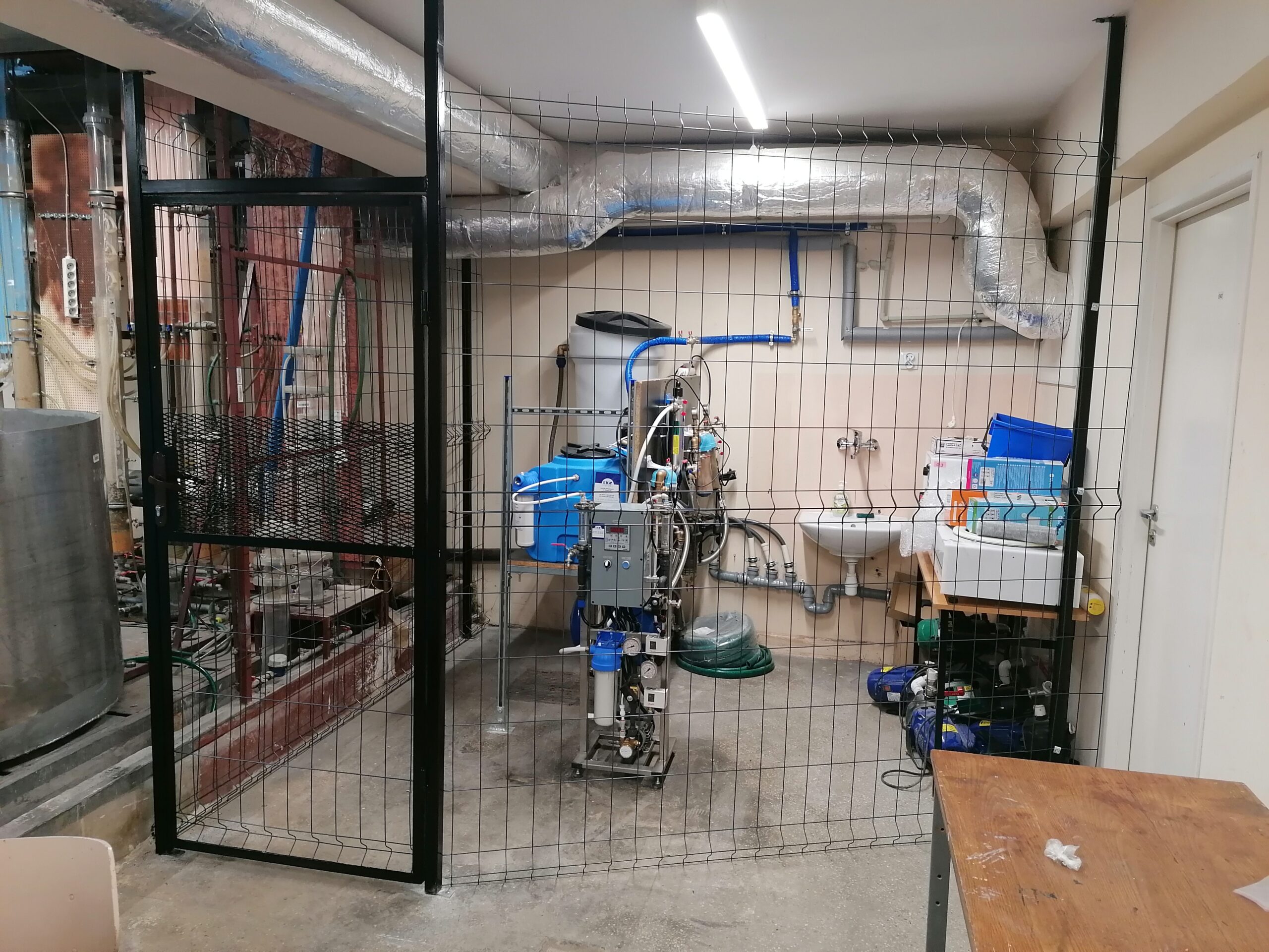 System pozyskiwania, oczyszczania i dystrybucji deszczówki dla upraw hydroponicznych prowadzonych na klatkach schodowych - Dzień Wynalazków System pozyskiwania, oczyszczania i dystrybucji deszczówki dla upraw hydroponicznych prowadzonych na klatkach schodowych - obrazek 4